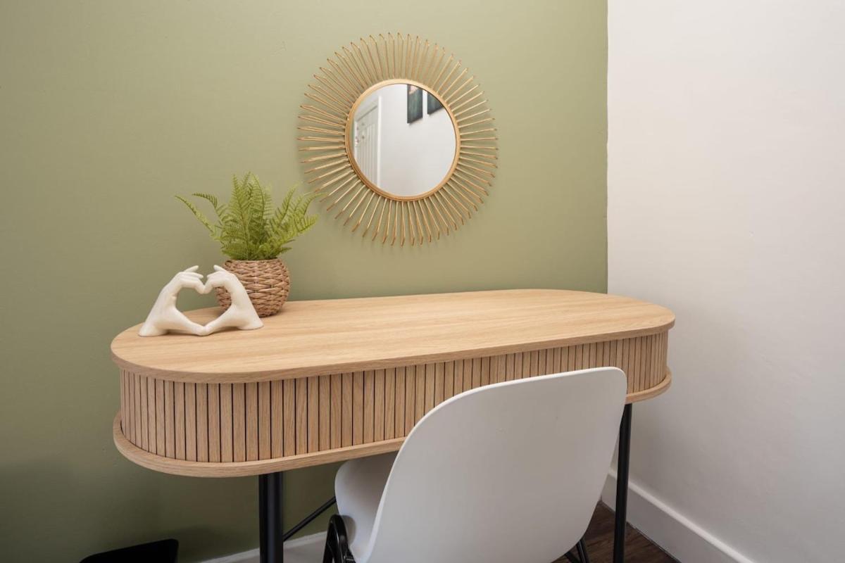 Apartment L1 Stay, Netflix & Prime Location,workspace